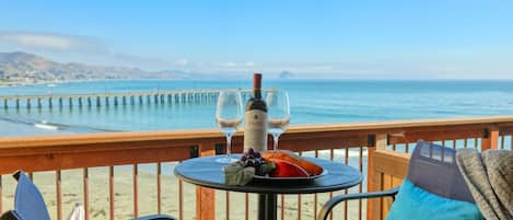 Beach Blue features a secluded balcony with seating for two, offering a charming backdrop of the picturesque Cayucos pier and Morro Rock.