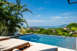 Relax and enjoy the view with a cocktail on hand by the pool - Relax and enjoy the view with a cocktail on hand by the pool