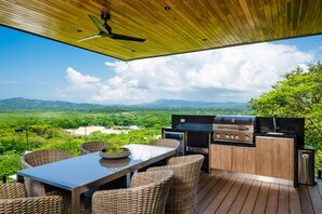 Outdoor terrace with BBQ: perfect for family and friends