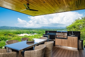 Outdoor terrace with BBQ: perfect for family and friends