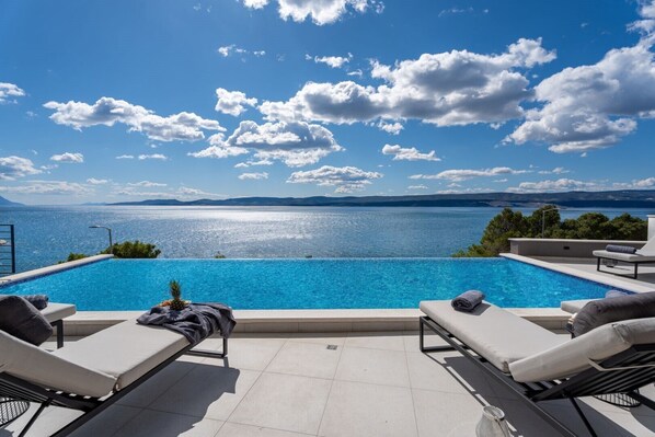 Eine zauberhafte Aussicht vom Grundstück der kroatischen Luxus-Ferienvilla zur Miete und Ferien Euphorica mit großzügigem Pool in der Nähe von Omiš