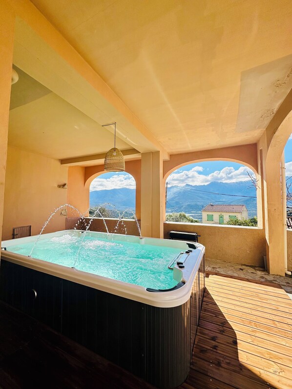 Outdoor spa tub