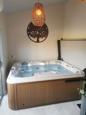 Indoor spa tub