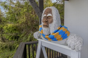 Welcome home to Whistlepunk 2, a delightful 2-bedroom townhome with easy access to the Western Territory and the Snowshoe Basin.  Bigfoot awaits your visit to the property!