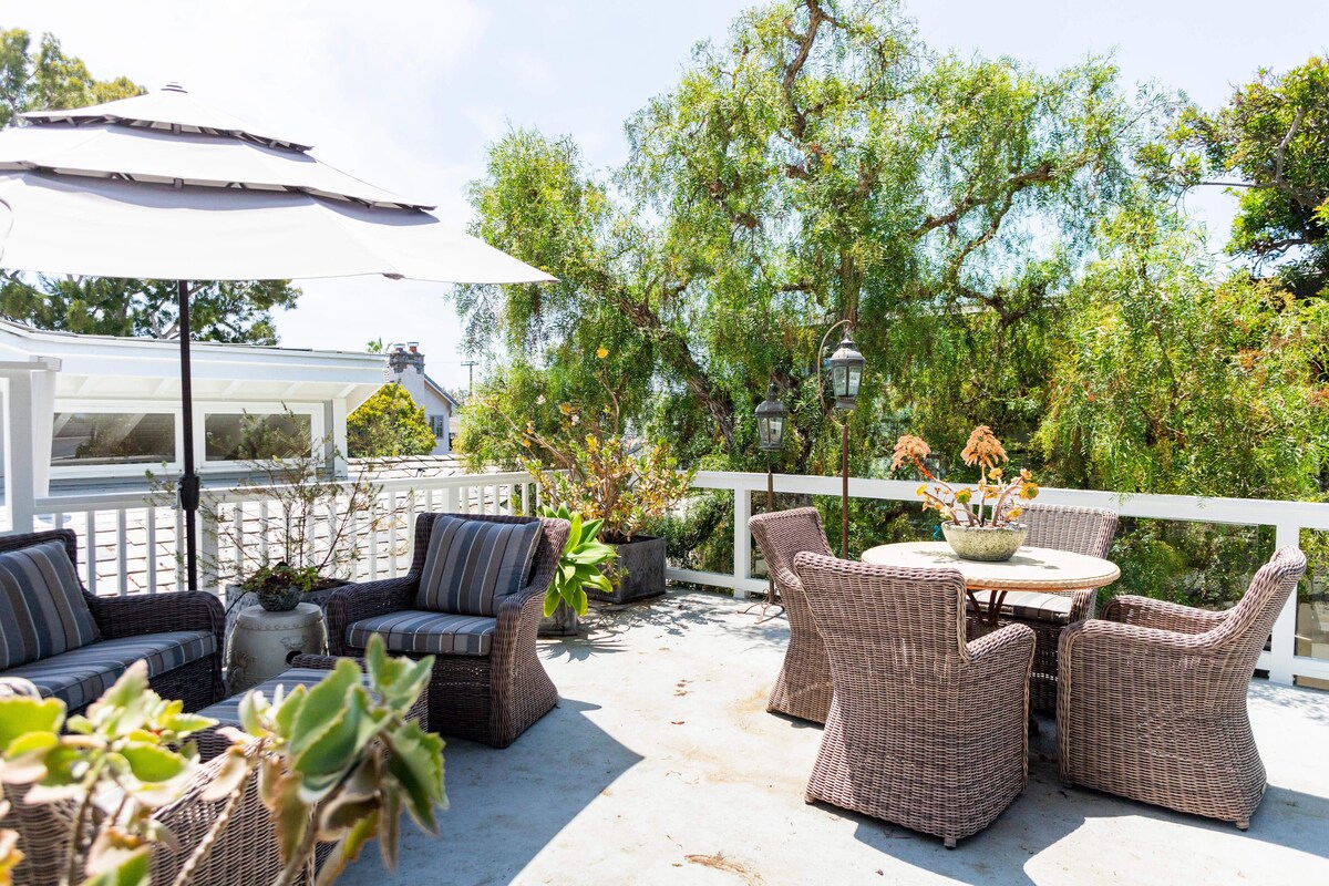 Elegantly Decorated Single-Story Home with Soaring Ceilings and Large Yard