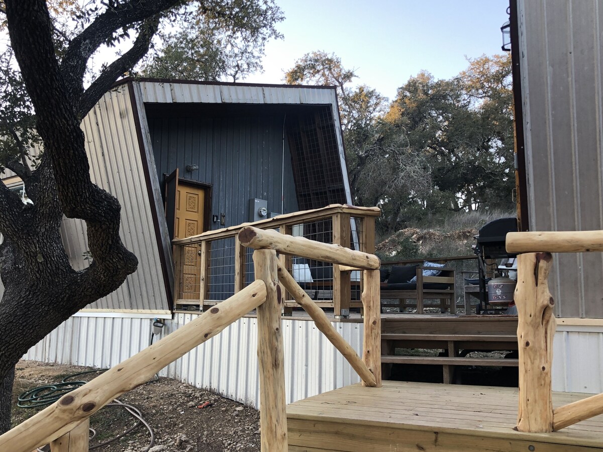 Unique Tilted Treehouse, Private Hot Tub, VIEW on acreage