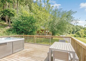 Saltspring Lodge Log Burner - Penvale Lakes Lodges, Llangollen