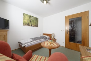 Single Ferienwohnung Alpenkammerl mit Außen-Sitplatz (Gartenblick-Alpenkammer Wohn- und Schlafbereich