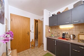 Single Ferienwohnung Alpenkammerl mit Außen-Sitplatz (Gartenblick-Ihre eigene Küche im Alpenkammerl