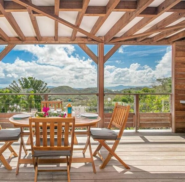 Villa Canopée - Dining area overlooking the bay of Fort-de-France (1)