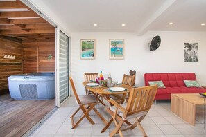 Villa Canopée - The dining area and the living room open onto the terrace.