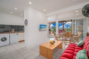 Villa Canopée - The dining area and the living room open onto the terrace.