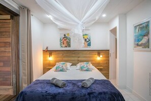 Villa Canopée - Bedroom with queen size bed (1)