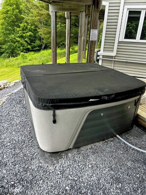Brand new hot tub, more photos coming soon!