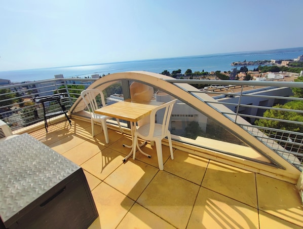 Terrasse vue panoramique avec barbecue, table et 3 chaises, 2 bains de soleil..