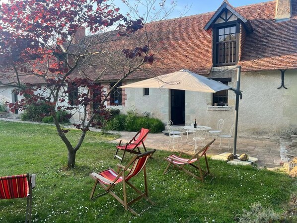 Façade Sud (parasol et mobilier de jardin)