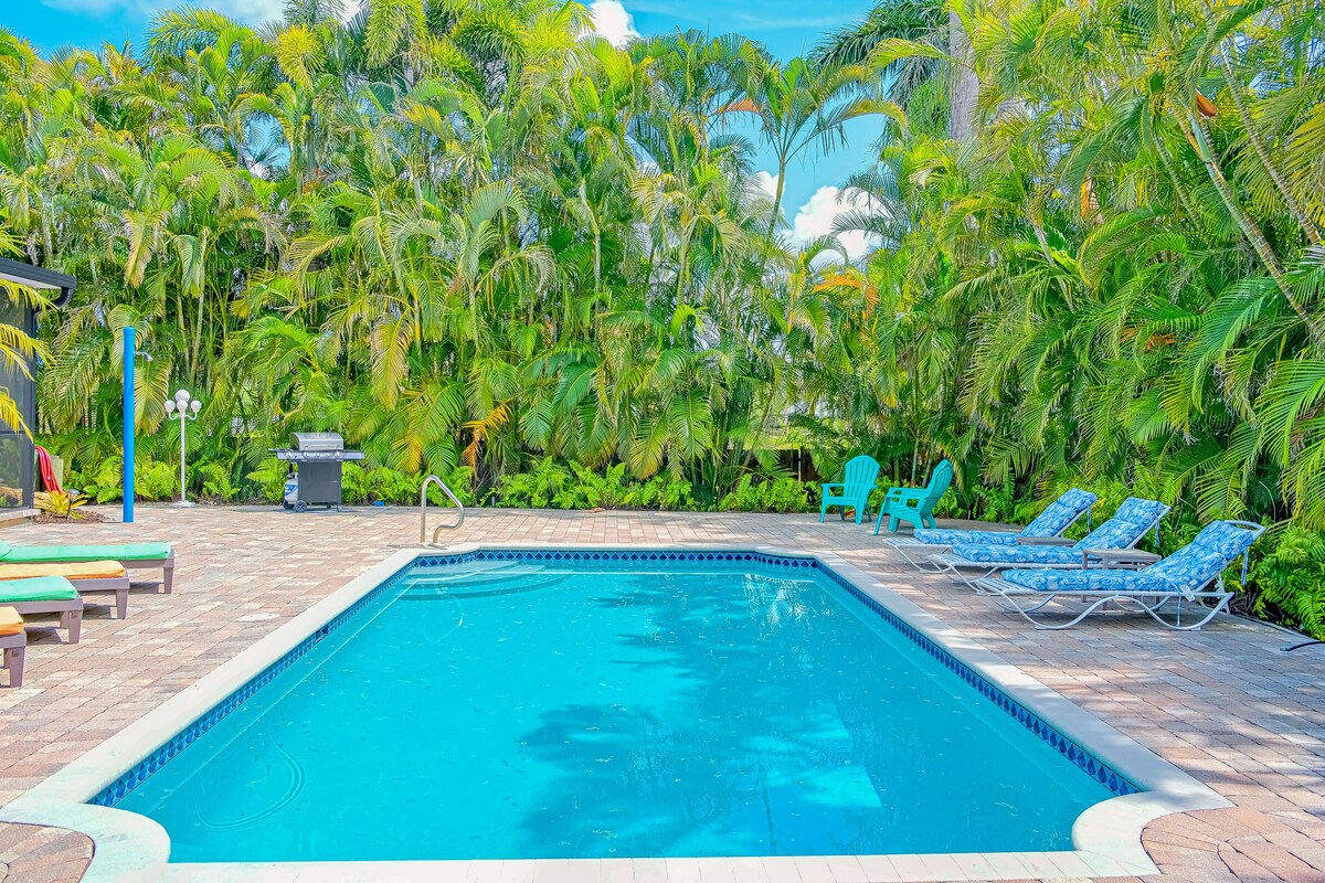 Vibrant villa with private pool, outdoor area, screened lanai, grill, AC, & W/D