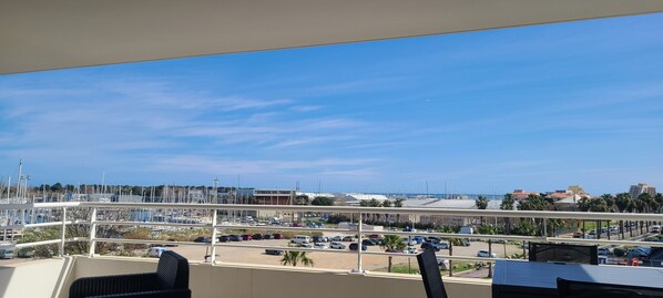 Terrasse 17m2 avec soleil le matin vue dégagée sur Marina