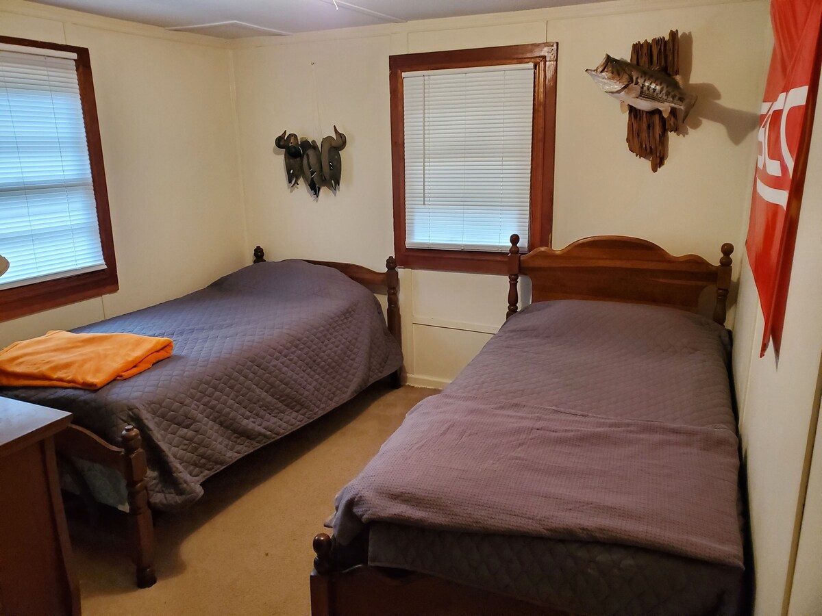 Quiet and secluded rustic/vintage cabin near Clarks Hill Lake and Lake Russell