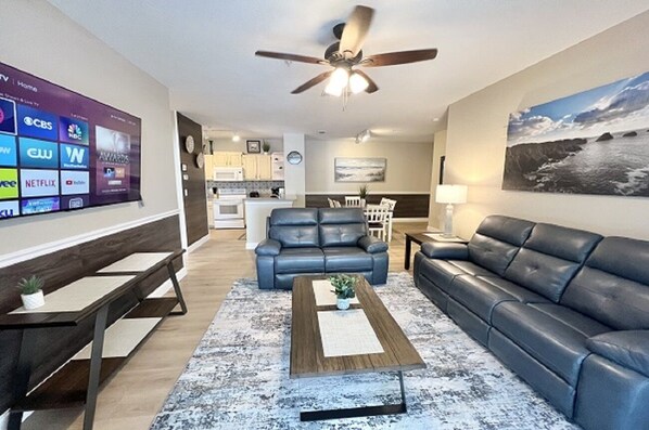 Great Place To Stay ! 65" Flat Screen Roku Tv, Ceiling Fan, Kitchen, Dining Area