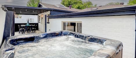 Outdoor spa tub