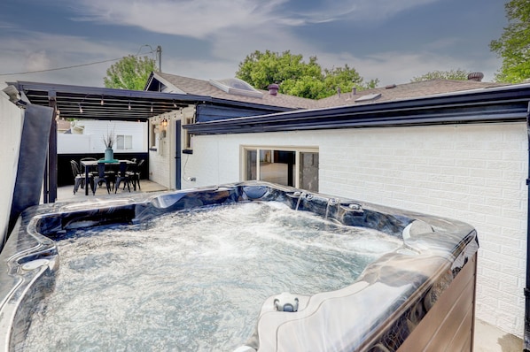 Outdoor spa tub