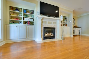 Living Room | Smart TV | Fireplace | Central A/C | Ceiling Fans | Books