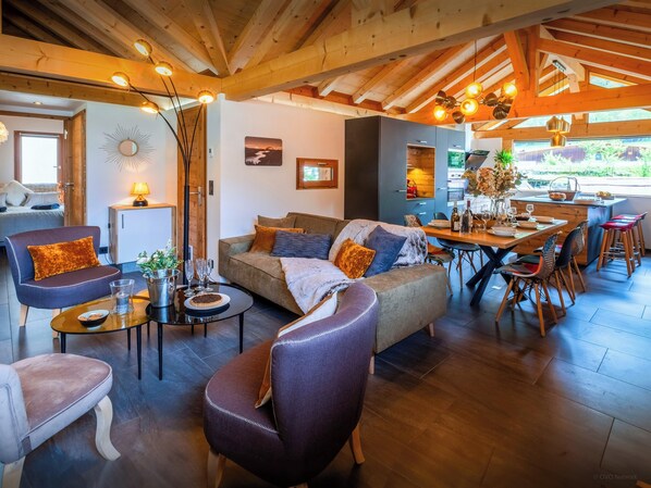 Lounge/Dining