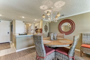 Dining Area with Seating for 6 and Beautiful Views