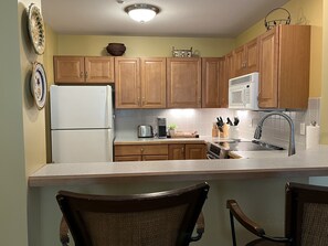 Fully equipped kitchen and breakfast bar seating