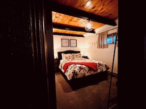 Bedroom w/Queen Bed- Located on Main Level
