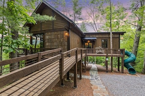 Ascend effortlessly to the treehouse sanctuary on the seamlessly integrated ramp, granting easy access to a world above. 