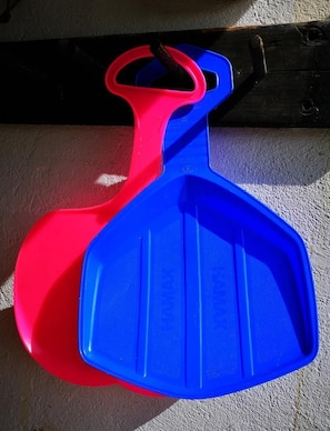 Les "slip plates" offrent beaucoup de plaisir Ă nos petits directement dans la cour arriĂšre du chalet