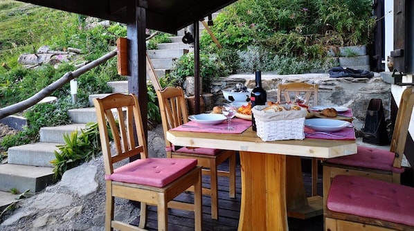 Chalet véranda/terrasse vous invite à la saison des barbecues au printemps