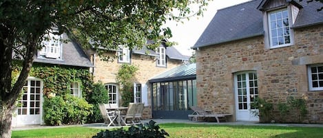 Jardin arrière avec sa terrasse sans vis à vis