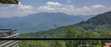 Amazing Mt. LeConte Views From Your Private Back Deck At This Awesome Condo!
