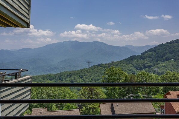 Amazing Mt. LeConte Views From Your Private Back Deck At This Awesome Condo!