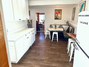 New kitchen w/diner seating