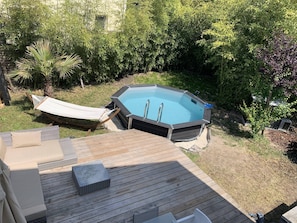 Jardin de 150 m² entouré de bambous. Piscine et hamac