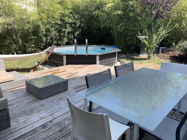 Terrasse de 30m² avec parasol, canapé d’extérieur, table à manger, plancha