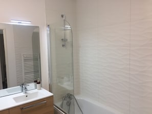 Salle de bain 2, baignoire, machine à laver