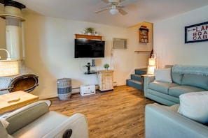 Living Room | Free WiFi | Steps to Community Beach