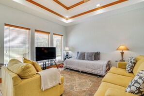 Living Room | Smart TV | Free WiFi | Central A/C