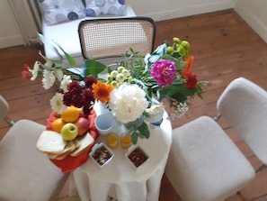 Salon, salle à manger, table du petit déjeuner (sur commande)