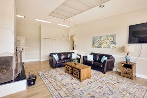 Living Room | Smart TV | Central A/C & Heating | Free WiFi