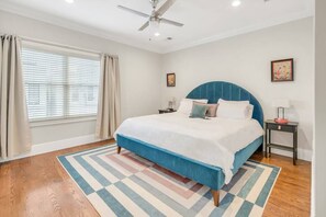 King size bed with casper memory foam mattress (1)