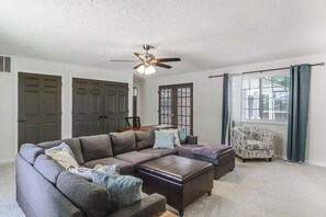 Living Room | Smart TV | Free WiFi | Sleeper Sofa