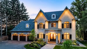 Chateau Lake Simcoe - Entrance Side
