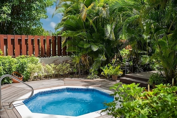 Couples treatment rooms, spa tub, steam room, body treatments