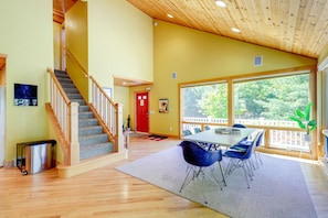 Dining Area | Dishware/Flatware Provided | Central A/C